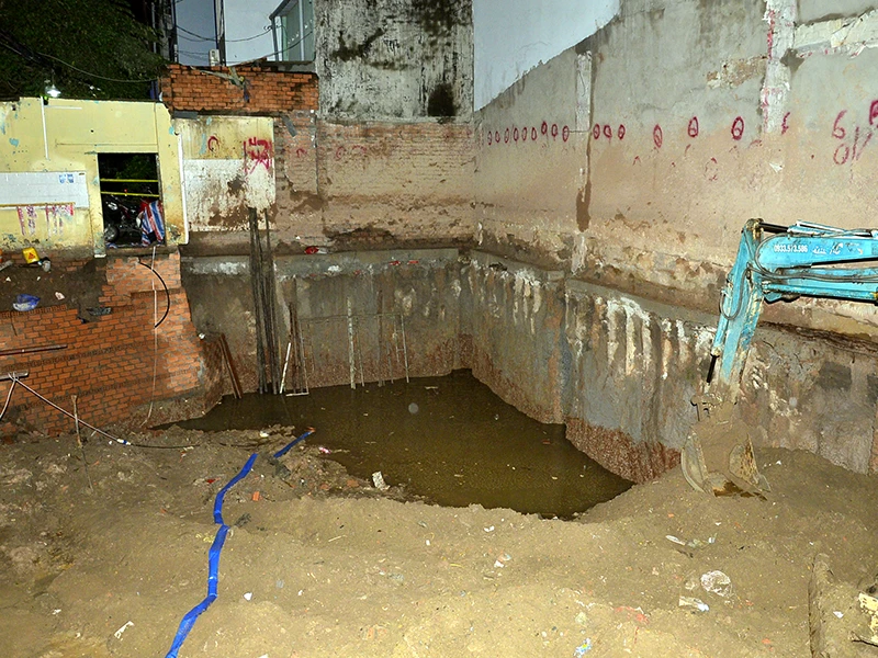 Vụ sụt lún khiến ngôi nhà 6 tầng liền kề bị nghiêng, những người sống trong căn nhà được hỗ trợ di dời